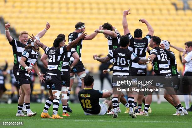 Hawkes Bay celebrate after winning the Ranfurly Shield during the round nine Bunnings Warehouse NPC match between Wellington and Hawke's Bay at Sky...