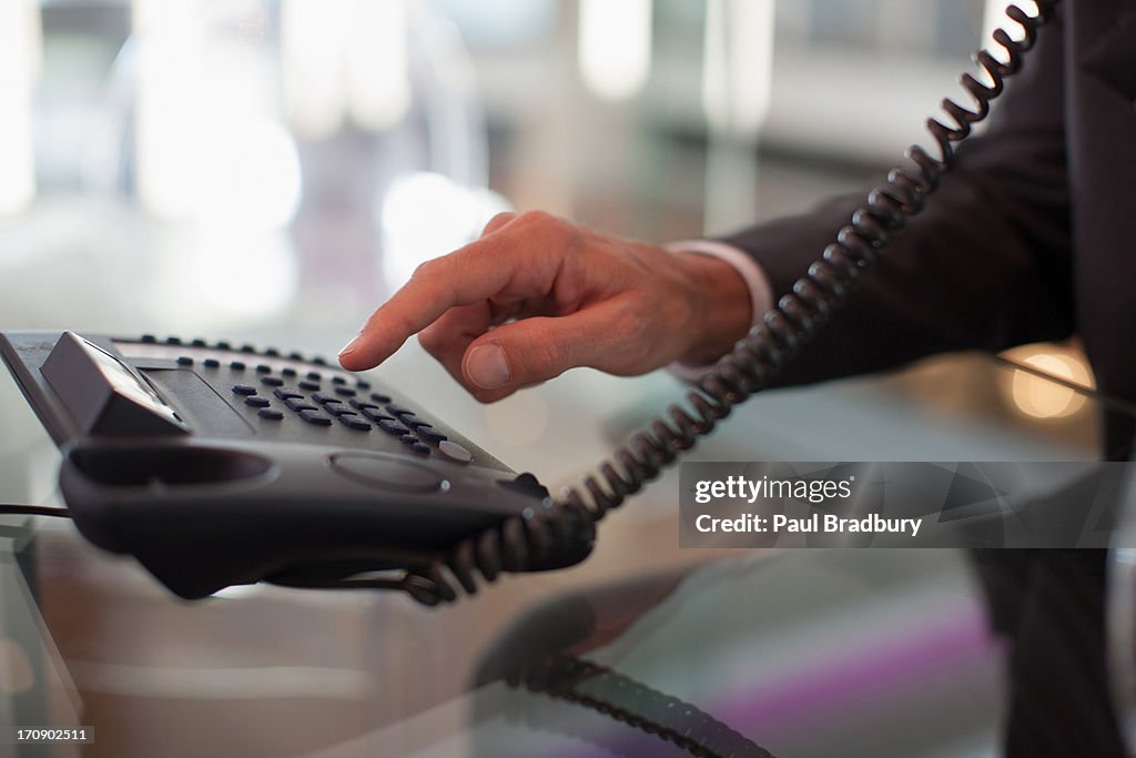 Geschäftsmann in Büro mit Direktwahl-Telefon