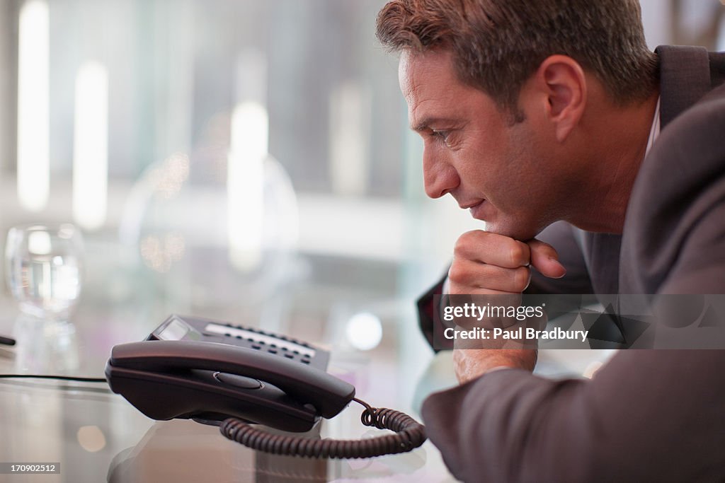 Empresário olhando telefone esperando para ring