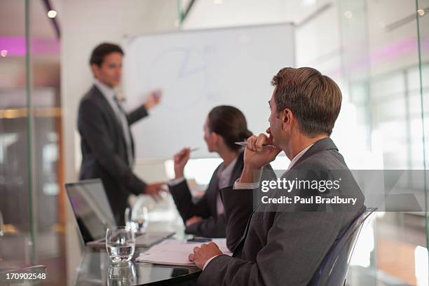 homme d'affaires parlant à vos collègues dans la salle de conférence - influencer photos et images de collection