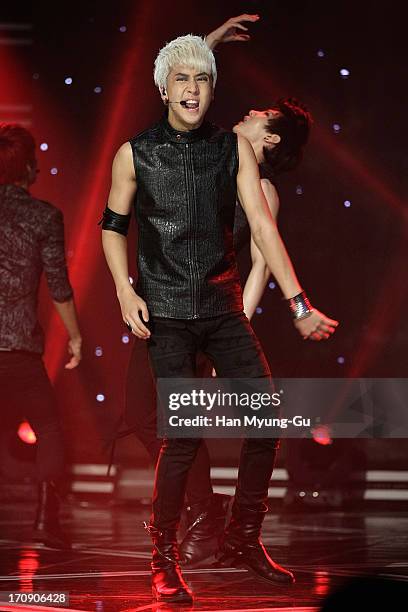 Singer Ravi 111 Ravi Of Vixx Stock Photos, High-Res Pictures, and Images - Getty Images