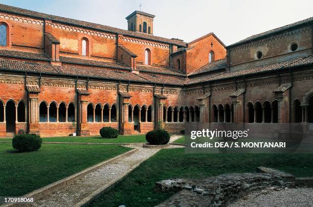 Cloister, Abbey of Chiaravalle della Colomba, founded in 1135, Alseno, Emilia-Romagna, Italy.