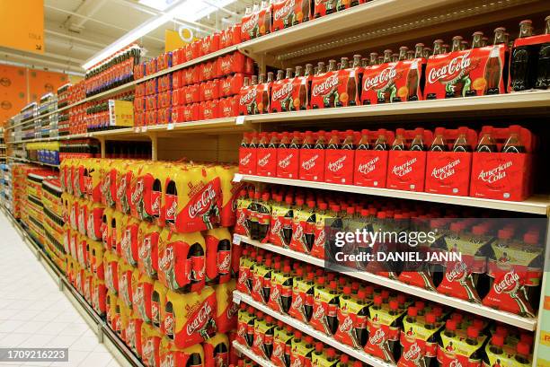 Vue prise le 27 août 2002 à Sénart, de bouteilles de Coca-Cola dans un rayon du supermarché Carrefour situé dans le centre commercial géant de 65.000...