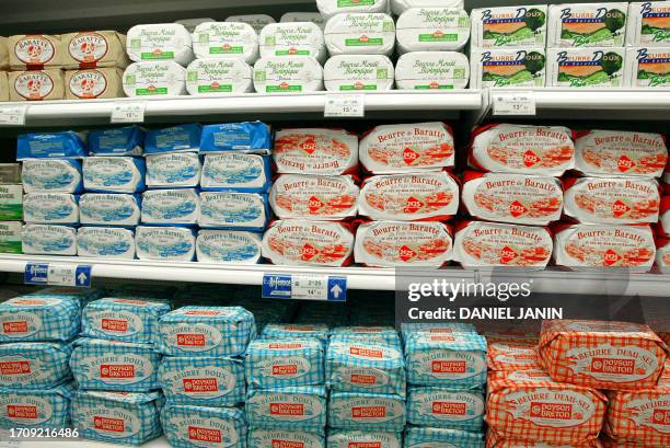 Vue prise le 27 août 2002 à Sénart, de barquettes de beurre sur des étalages d'un supermarché situé dans le centre commercial géant de 65.000 m2, le...