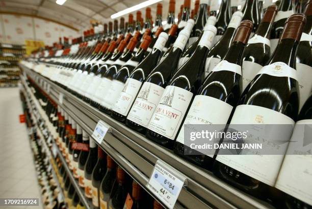 Vue prise le 27 août 2002 à Sénart, de bouteilles de "Château moulin à vent", crus du Beaujolais, au rayon des vins du supermarché Carrefour situé...