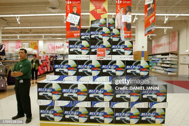 Vue prise le 27 août 2002 à Sénart, de lecteurs DVD dans un rayon du supermarché Carrefour situé dans le centre commercial géant de 65.000 m2, le...