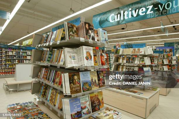 Vue prise le 27 août 2002 à Sénart, du rayon des livres du supermarché Carrefour situé dans le centre commercial géant de 65.000 m2, le Carré Sénart,...