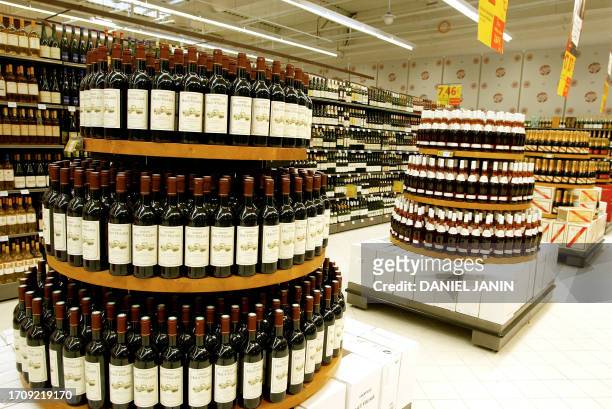 Vue prise le 27 août 2002 à Sénart, de bouteilles de vin dans un rayon du supermarché Carrefour situé dans le centre commercial géant de 65.000 m2,...
