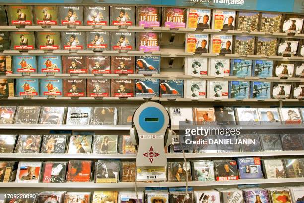 Vue prise le 27 août 2002 à Sénart, de CDs de variété française dans un rayon du supermarché Carrefour situé dans le centre commercial géant de...