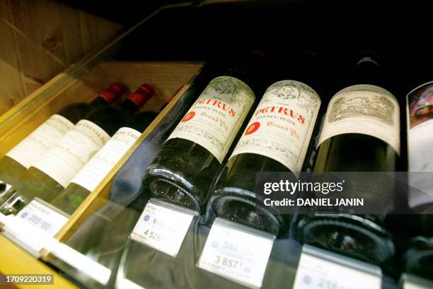 Vue prise le 27 août 2002 à Sénart, de bouteilles de Petrus, grand cru de Pomerol, dans un rayon du supermarché Carrefour, dans le centre commercial...