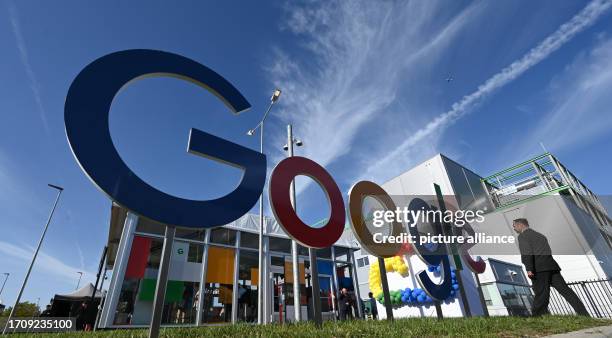 October 2023, Hesse, Hanau: A Google sign stands in front of the building on the sidelines of the opening of the new Google Cloud data center. The...