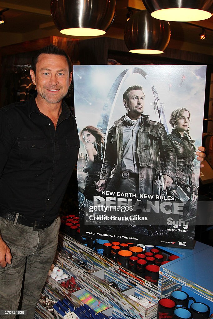 Grant Bowler Visits Planet Hollywood Times Square