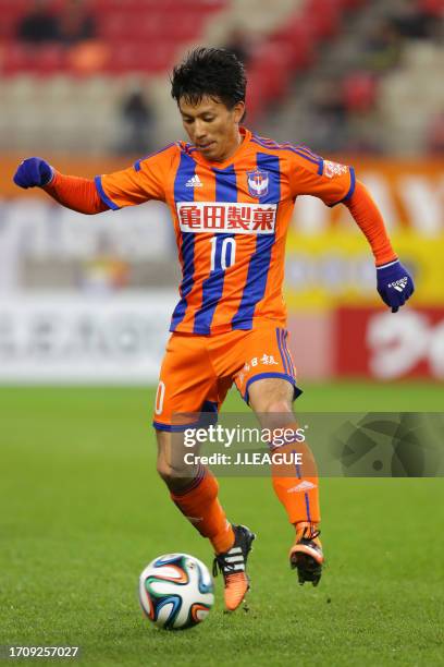 Atomu Tanaka of Albirex Niigata in action during the J.League J1 match between Albirex Niigata and Kashiwa Reysol at Kashima Soccer Stadium on...