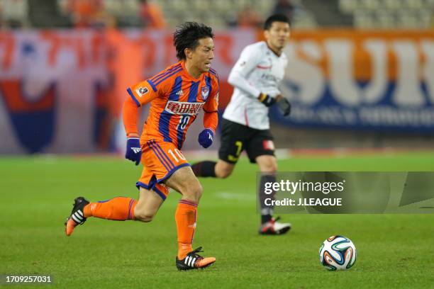 Atomu Tanaka of Albirex Niigata in action during the J.League J1 match between Albirex Niigata and Kashiwa Reysol at Kashima Soccer Stadium on...