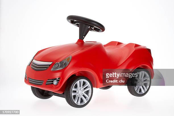 kleine rote spielzeug auto seitenansicht auf weißem hintergrund - modellauto stock-fotos und bilder
