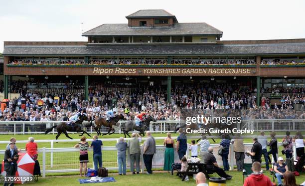 Ripon Races Ripon Racecourse Photos and Premium High Res Pictures - Getty Images