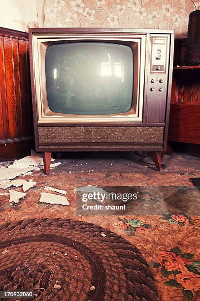 retro television - cathode ray tube stock pictures, royalty-free photos & images