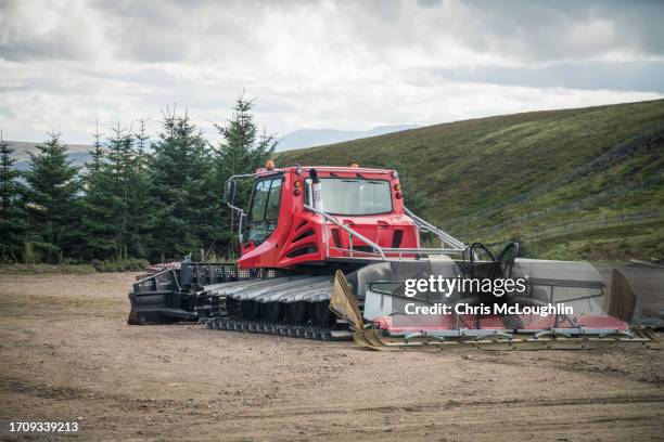 snow grooming tractor in the cairngorms, scotland - cairngorms skiing stockfoto's en -beelden
