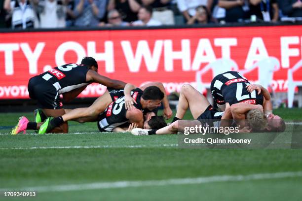 Collingwood players celebrate winning the premiership during the 2023 AFL Grand Final match between Collingwood Magpies and Brisbane Lions at...
