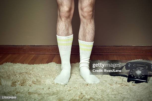 poilu jambes sur tapis à longues mèches avec téléphone - chaussette photos et images de collection