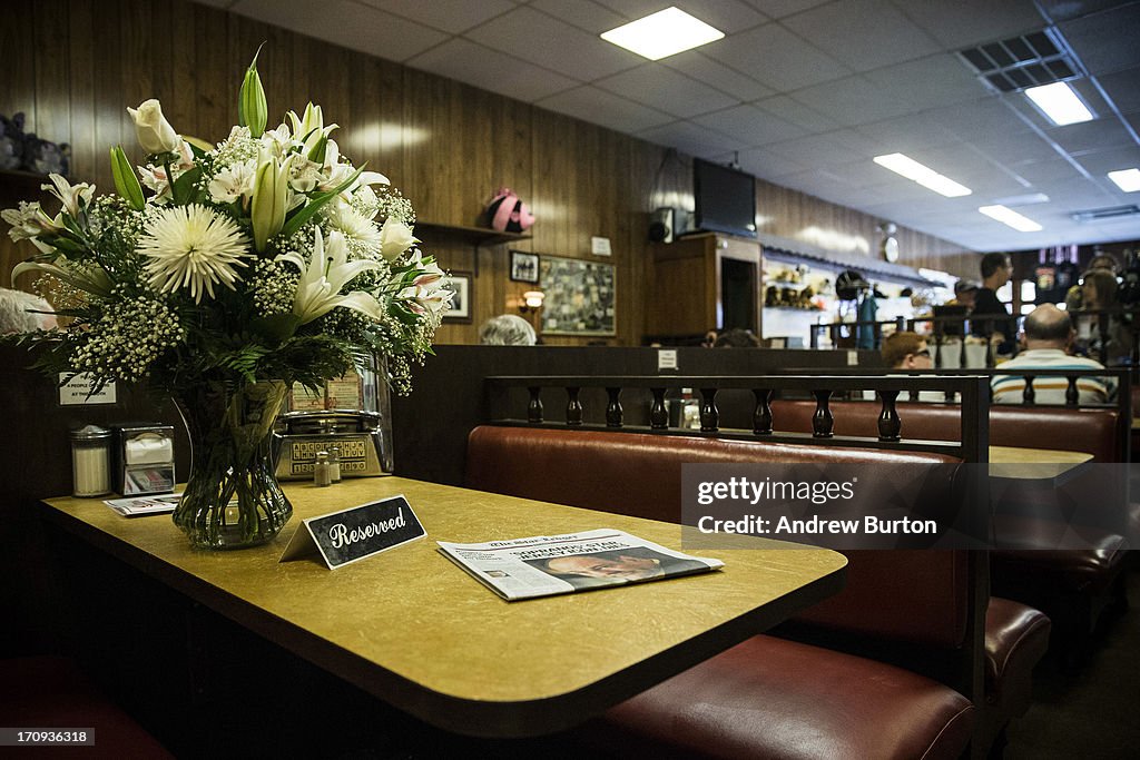 Fans Pay Homage To James Gandolfini At Restaurant Where Soprano's Finale Filmed