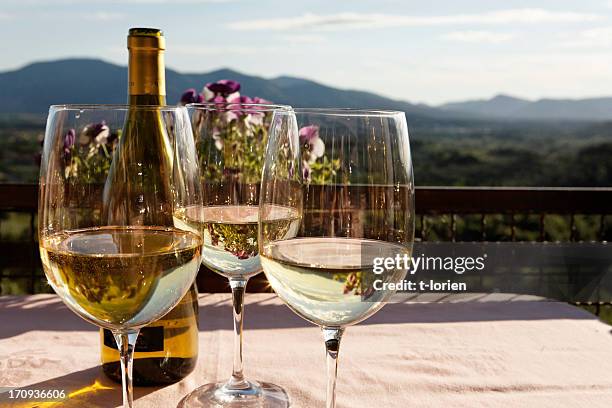 monte carlo white wine - chardonnay grape 個照片及圖片檔