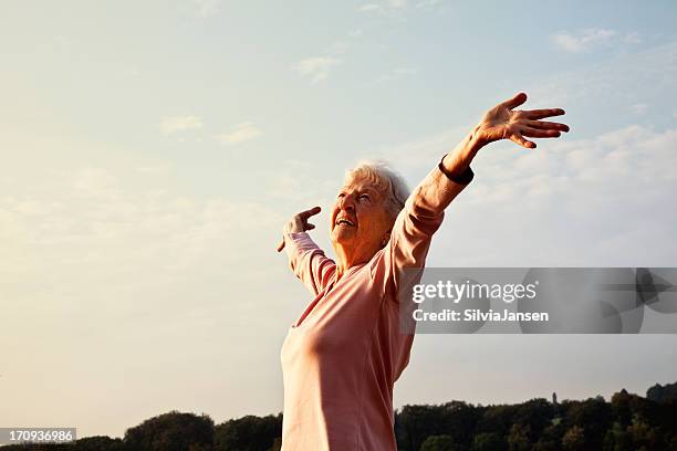 senior lady enjoying life - senior essen stockfoto's en -beelden