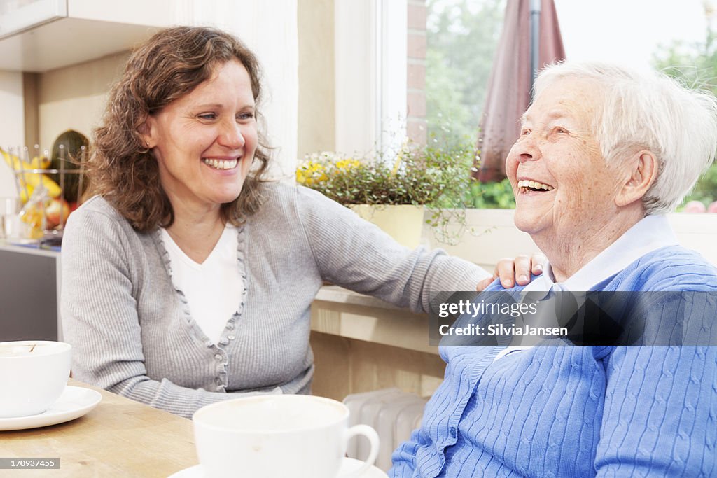 Jovens e idosos beber café e rir Mulher