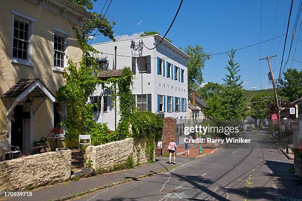 street with people on sidewalk near nice buildings - pennsylvania stock-fotos und bilder