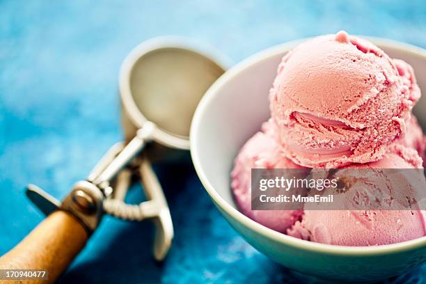 ice cream - ijs of rolschaatsen stockfoto's en -beelden