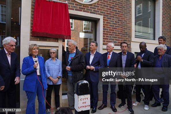 Commercial radio blue plaque