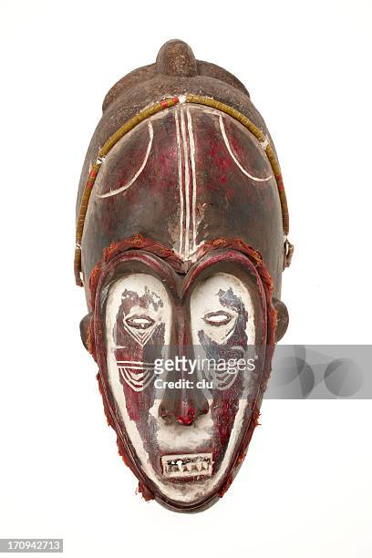 afrikanischer maske isoliert auf weißem hintergrund - africa craft stock-fotos und bilder