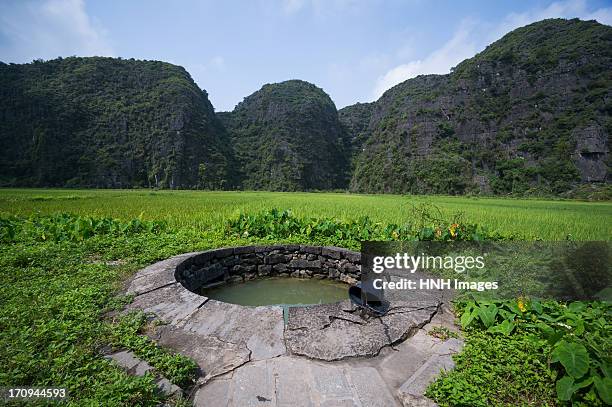 a round-shaped well - waterput stockfoto's en -beelden