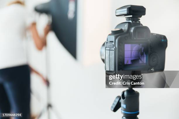 close up of camera in studio - appareil photo numérique photos et images de collection