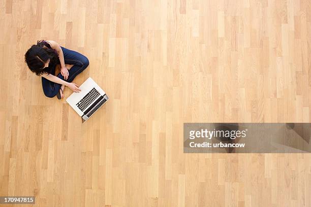 working cross-legged - floorboard 個照片及圖片檔