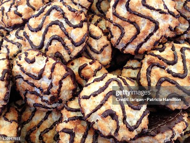 macaroons - coconut biscuits stockfoto's en -beelden