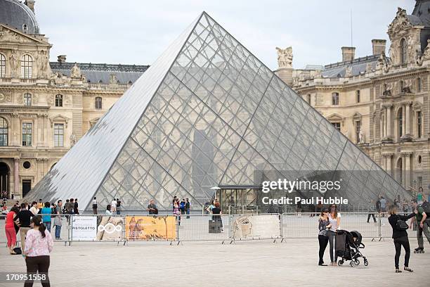 Model Gisele Bundchen and her sister Rafaela Bundchen are sighted near the 'Louvre' museum on June 20, 2013 in Paris, France.