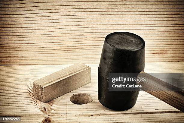 square peg in a round hole - ohne zusammenhang stock-fotos und bilder