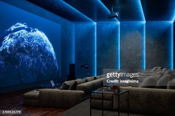 salle privée de cinéma de luxe à la maison - personal stereo photos et images de collection