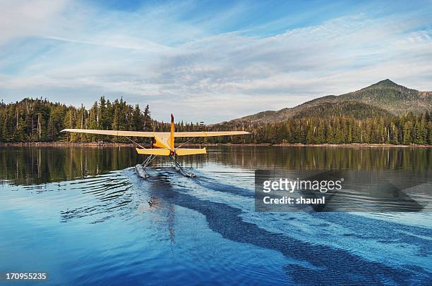 float plane departure - watervliegtuig stockfoto's en -beelden