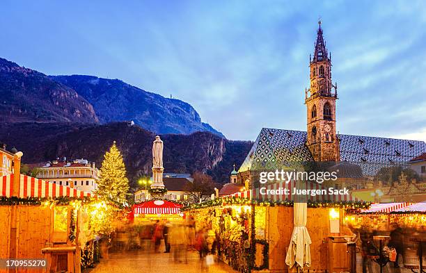 mercado de natal em bolzano/bozen (south tyrol) - trentino alto adige imagens e fotografias de stock