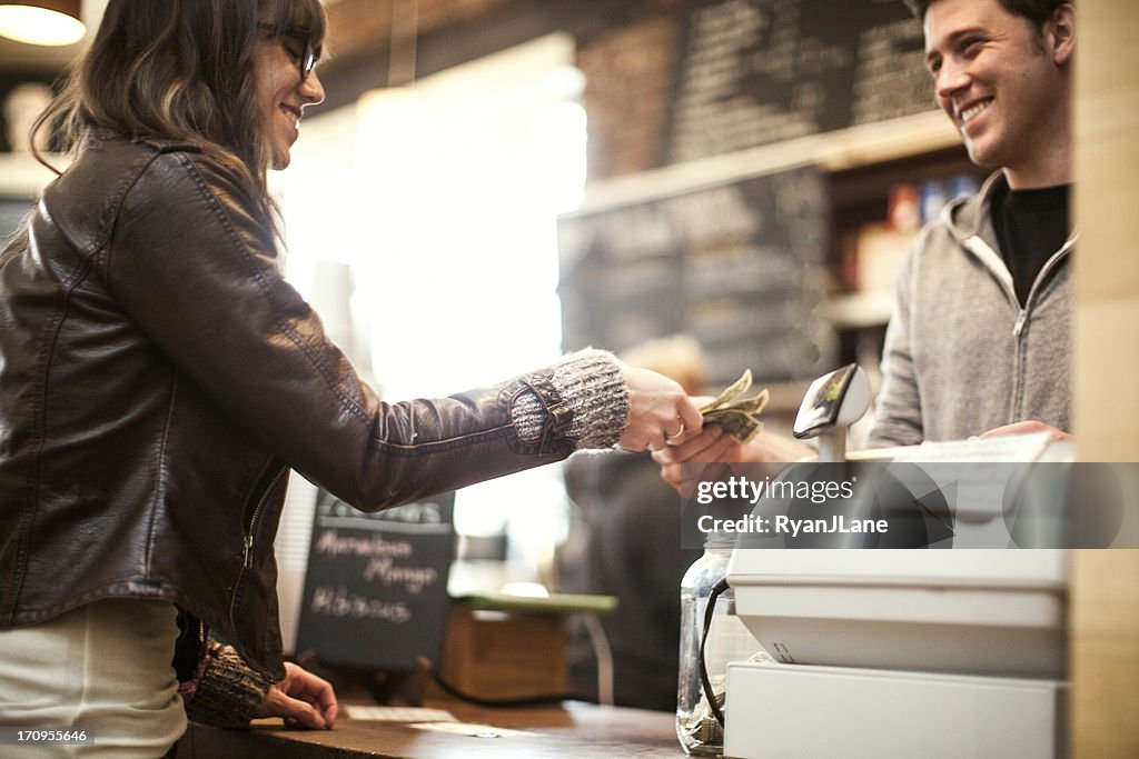 Junge Frau, die mit Kaffee