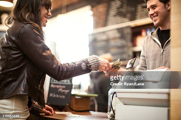 young woman purchasing coffee - 收銀機 個照片及圖片檔