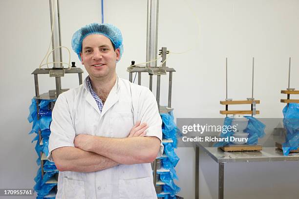 worker in goats cheese production unit - haarnet stockfoto's en -beelden