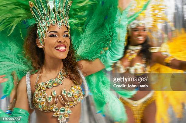 carnival dancers - carnaval feestelijk evenement stockfoto's en -beelden