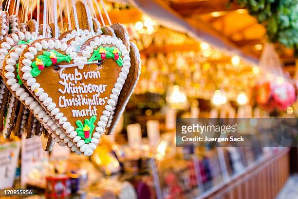 weihnachten marktstand und lebkuchen-herzen - nuremberg stock-fotos und bilder