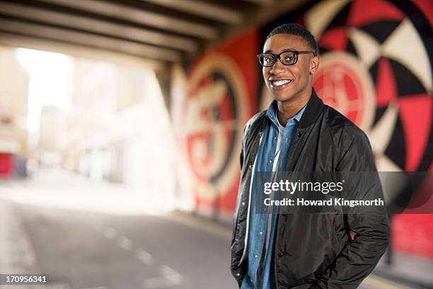 male standing in street, smiling to camera - rue 21 photos et images de collection