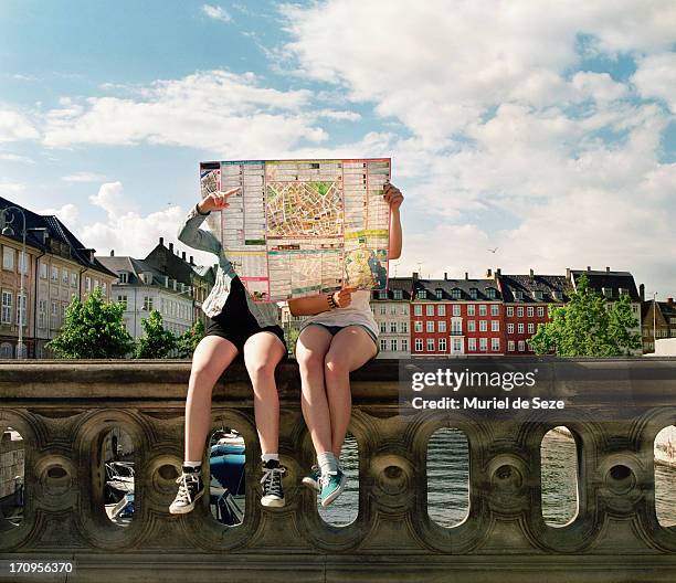 teenager hidden by city map - map city stock-fotos und bilder