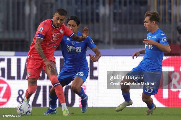 Roberto Maximiliano Pereyra of Udinese Calcio in action against Jaka Bijol and Tommaso Baldanzi of Empoli FC during the Serie A TIM match between...