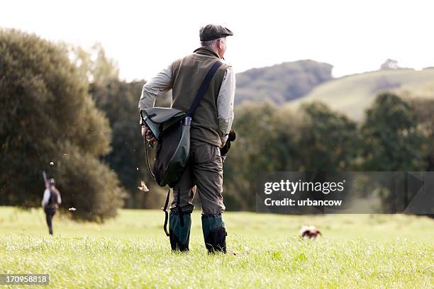 gamekeeper with dog - jachtopziener stockfoto's en -beelden